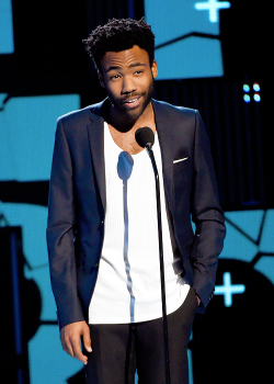 itscurlyhairedsister:  etherealmermaidmarrell:  folarinaddiction:  celebritiesofcolor:  Childish Gambino at the 2015 BET Awards  bby daddy  Omg he looks so good.  