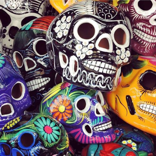 Most sugar skulls are edible. Cast as one piece from cane sugar (which can either be left unflavored or flavored with vanilla). Other calaveras may be made from chocolate. The calaveras are typically colored with vegetable dyes. Like the more decorative