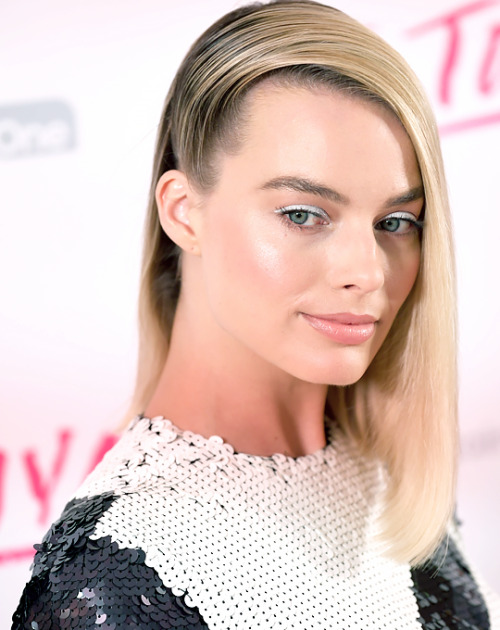 MARGOT ROBBIE Attends the ‘I, Tonya’ UK premiere held in London | February 15th, 2018