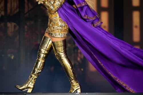 miyajimosachi: thecheshirecass: beyfann: : - I’m fairly sure Bey is now a Roman Empress. Appar