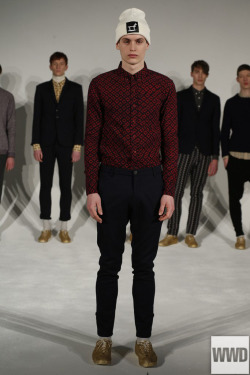 wwd:Lucio Castro Men’s RTW Fall 2015Photo by George ChinseeLucio Castro took inspiration from the Sixties TV movie “Ubu Roi” by Jean-Christophe Averty with his offering of cartoonish logo sweaters and  repetitive geometic patterns of a Chinese finger