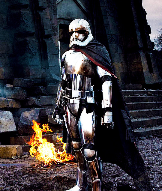 ariannenymeria:  First Order officer Captain Phasma (Gwendoline Christie) surveys