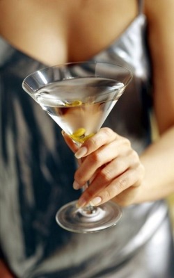 passionategentleman:  thevisualvamp:   Cocktail hour   Looks like a Vesper Martini
