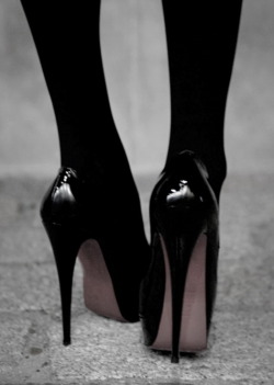 mzontts:  high-heels-and-legs:  Heels and