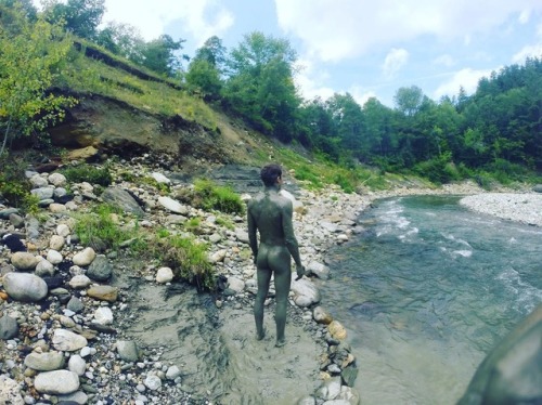 rubbernono: muddysoaks: natureandnudes#nature_lovers #nature_photo #naturenudes #nakedart #nude #mud