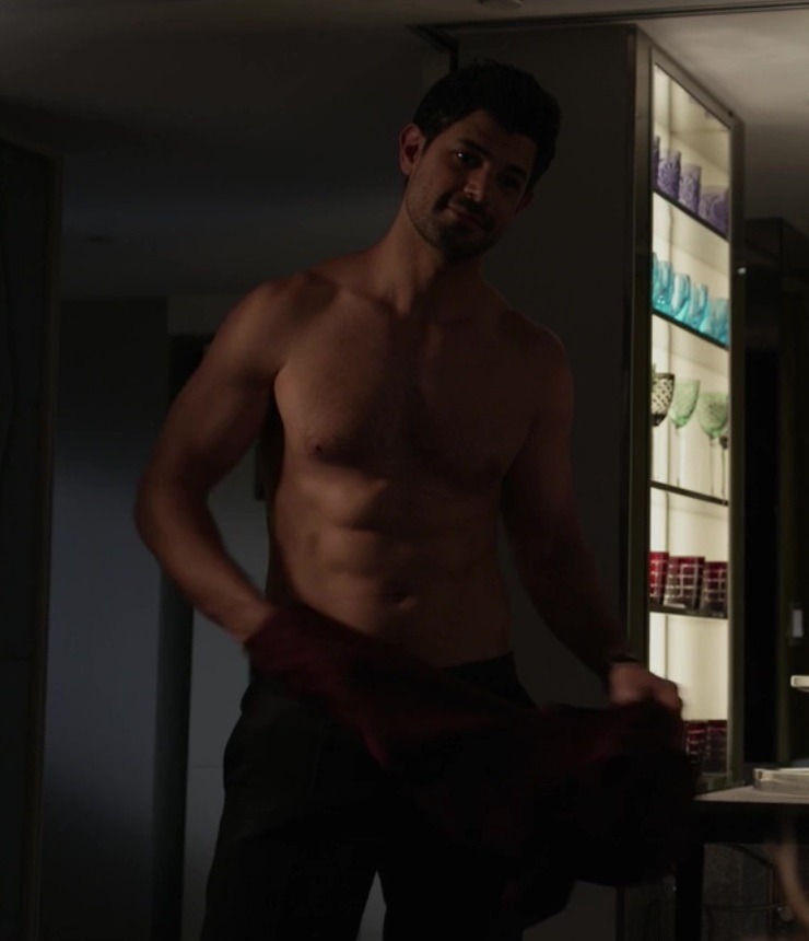 hotashellcelebmen: More here : https://auscaps.me/2017/04/12/damon-dayoub-shirtless-in-grace-and-frankie-3-05-the-gun/