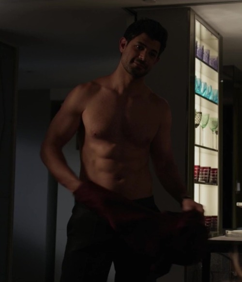 hotashellcelebmen: More here : https://auscaps.me/2017/04/12/damon-dayoub-shirtless-in-grace-and-frankie-3-05-the-gun/ 