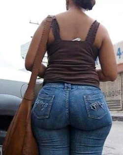 iseebigbooty:  Phat AZZ in tight jeans. 