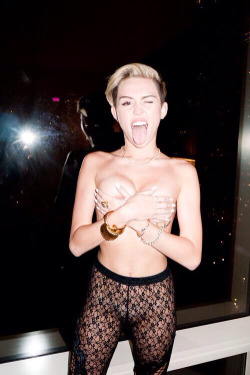 tocsi:  Miley ! a We Heart It-on http://weheartit.com/entry/81682542/via/smokeanddiam0nds