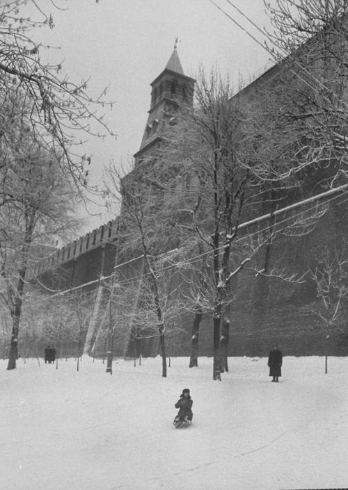 backtotheussr:Winter in Moscow (1959). Photo by Carl Mydans/LIFE.