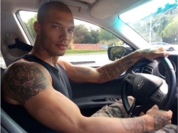 famous-male-celeb-naked:JEREMY MEEKS😍