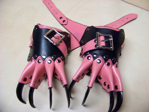 strongholdleather:Pretty in Pink! (shhh I really like 80’s movies) So you can be adorable whil