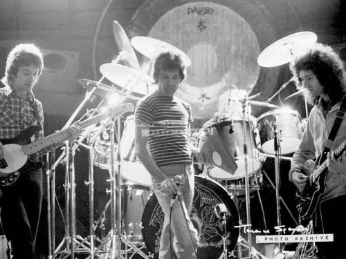 deadenthusiasm: Queen in rehearsal at Shepperton Film Studios (England, 1977)