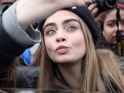 thefashionstreets:  thefashionstreets: thefashionstreets: Cara Delevigne look her make up -Chanel *-*