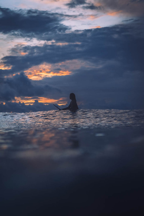 Catching the last light at Uluwatu www.noaddedlight.com / Instagram @kalle.lundholm