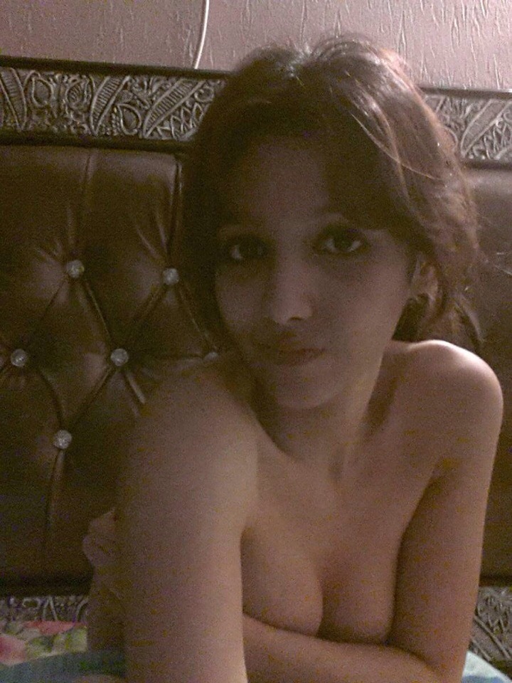 hdcwhatsapp:  Beautiful Pakistani Teen Girl’s Naked Selfies