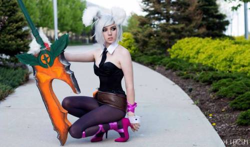 league-of-legends-sexy-girls:Riven Cosplay