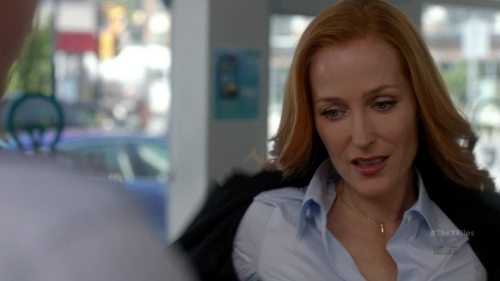 celebritycaps:Gillian Anderson expertly negotiating a cell phone deal