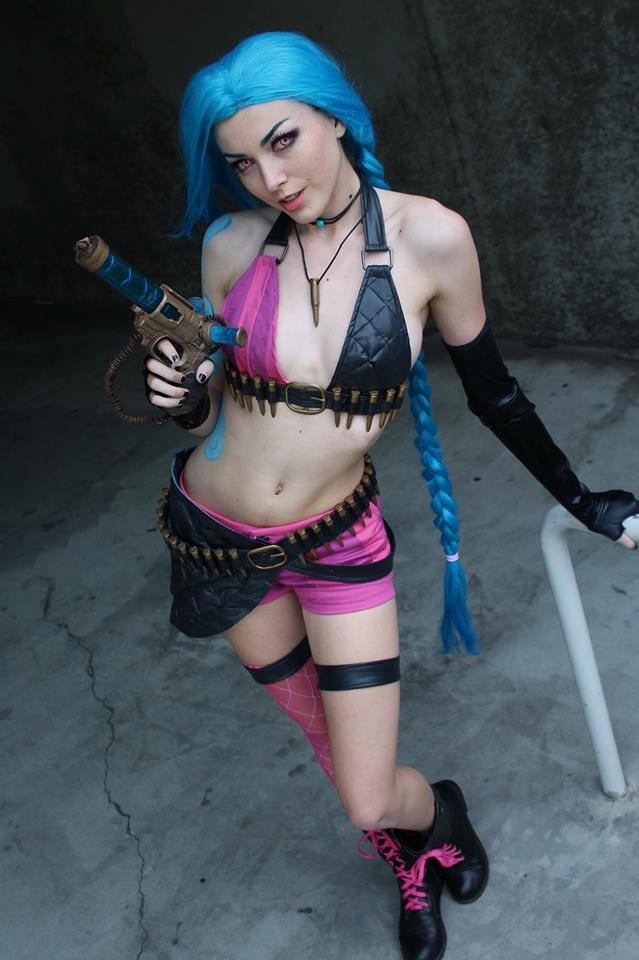 league-of-legends-sexy-girls:  Jinx Cosplay 