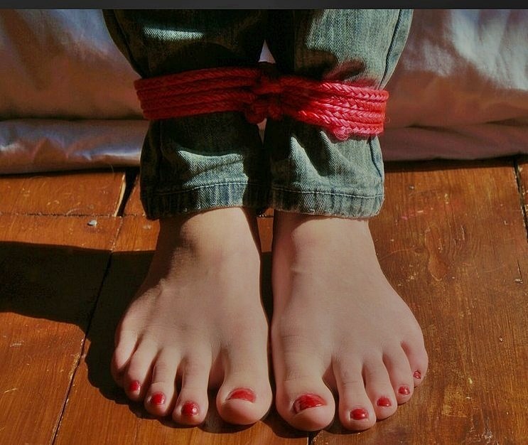 evangeline-hot-feet:  Foot tetish and foot fetichism. Sexy foot fetish girls ready