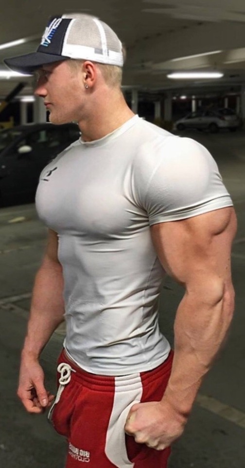 roidmuscleteen:elizijum:Juiced up stud is just swole with size and power.   Looking around for someone to use as an outlet for his rage by putting a beat down on ‘em.  #roidarmy #roidstud #roidlife #juicedstud  #juicedlife 