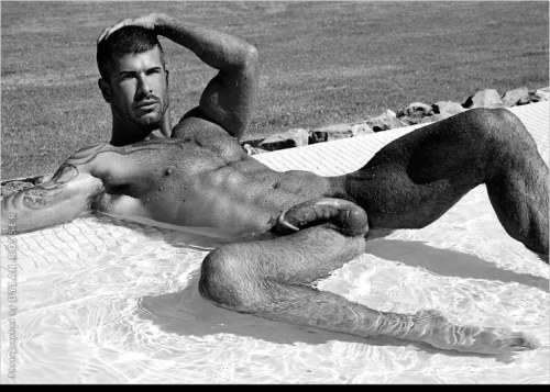 raiydiocity:  imsexynymia:  Damn That’s sexy af  Dayumm yo dis dude is beautifully sexxcci wit a tastee set of cakes