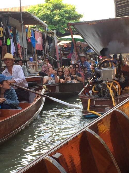 Damnoen Saduak Floating Market ~ Ratchaburi, ThailandFloating markets are quite common through Tha