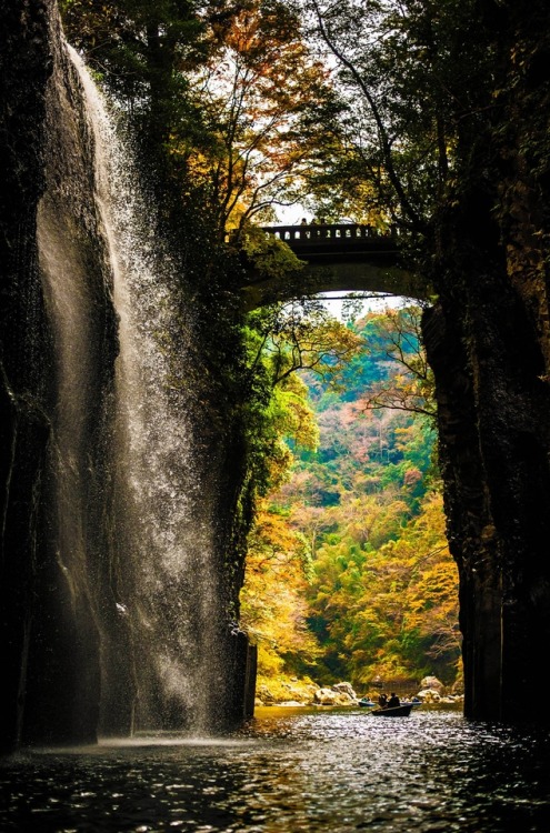 s-m0key:Takachiho Gorge. By - Yasumitsu Yamanaka