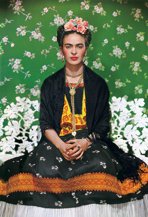  “Frida on white bench”, New York, 1939 Frida Kahlo photographed by Nickolas Muray  