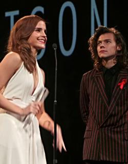 direct-news:  @LukeLeitchUK: @Harry_Styles hands his British Style Award to #EmmaWatson #britishfashionawards @styledotcom 