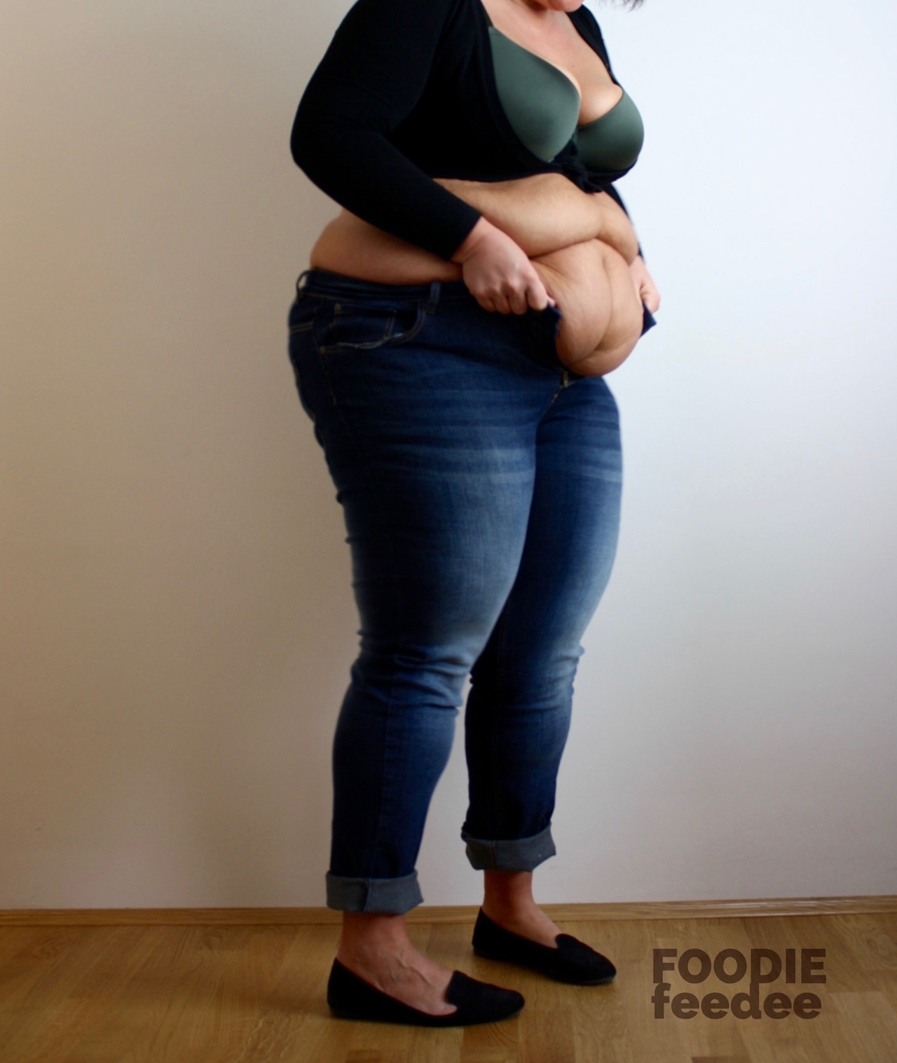 foodiefeedee:  high quality pants holding back bulging belly 