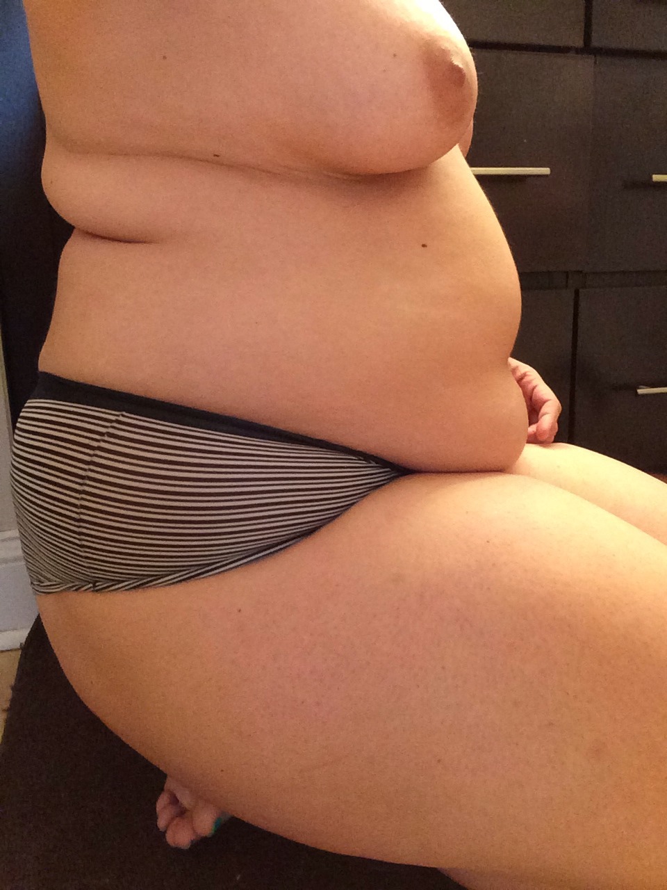 biglegwoman:  Loving how tight these panties are on me. My belly really hangs over!