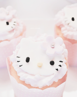 mochi-bunnies:  Hello Kitty Cupcakes (by