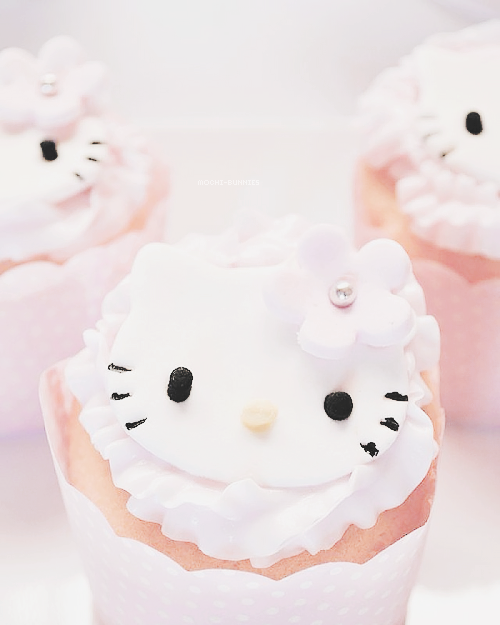 mochi-bunnies:  Hello Kitty Cupcakes (by porn pictures