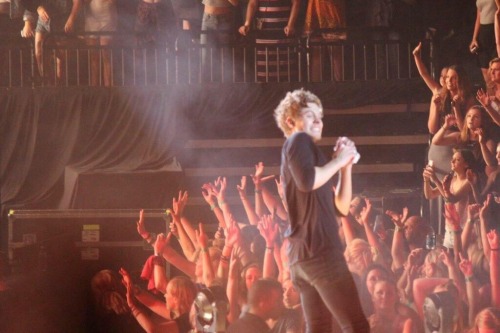 fukalltimelow:Remember when Luke threw Ashton’s drumstick in the crowd and hit a girl in the face