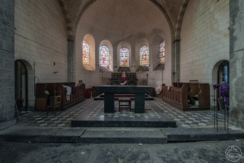 CHURCH OF RAVENThis neo-Romanesque church was designed by a Ghent architect. It has a basilica plan 