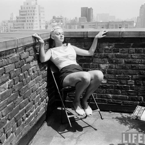 Tanning on the rooftop(Peter Stackpole. 1951)