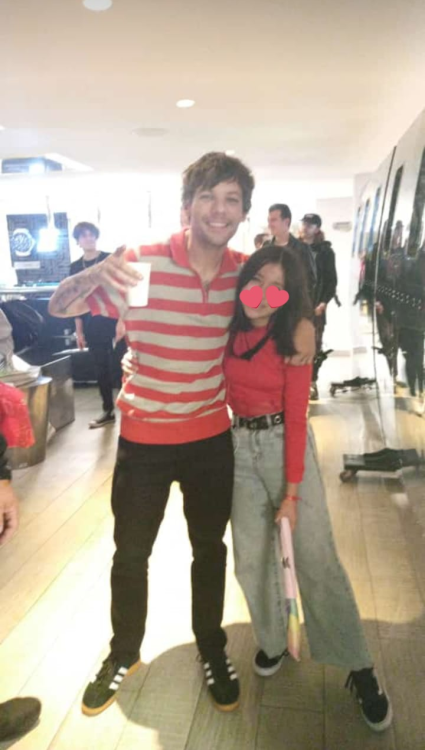 louistomlinsoncouk:Louis with a fan after the show in Bogotá, Colombia - 3/6