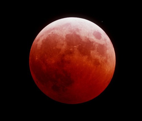 shootingstarsinthedeepnight:Tonight there will be the lunar eclipse and it will also be a super moon