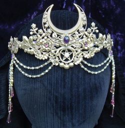 bombaymelezi:   Heartsongs by Ishani. http://www.heartsongs-crystal-wands-crowns.com/nature_floral_crowns_tiaras.htm