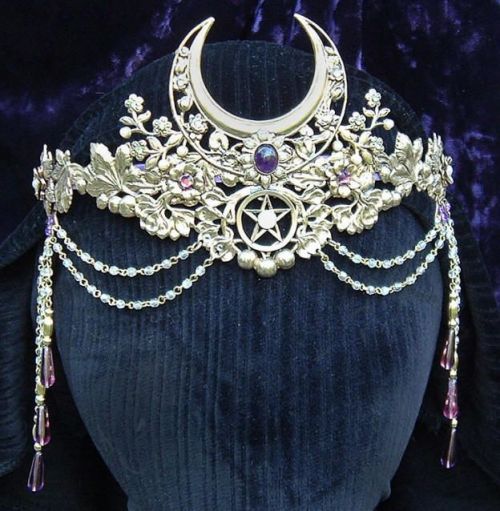 bombaymelezi:   Heartsongs by Ishani. http://www.heartsongs-crystal-wands-crowns.com/nature_floral_crowns_tiaras.htm adult photos