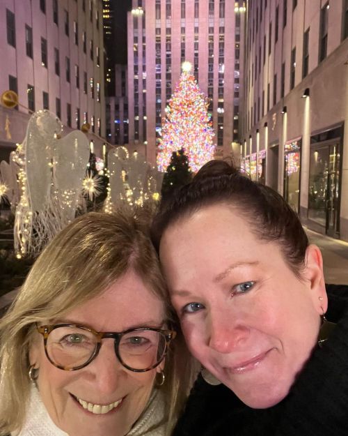 <p>We’re in New York! </p>

<p>#motherdaughterroadtrip  (at Rockefeller Center New York)<br/>
<a href="https://www.instagram.com/fiddlestar/p/CYbl-13rijb/?utm_medium=tumblr">https://www.instagram.com/fiddlestar/p/CYbl-13rijb/?utm_medium=tumblr</a></p>