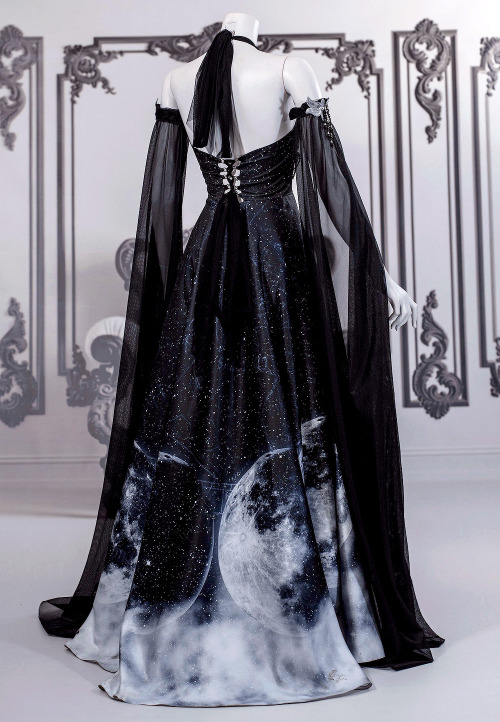 Favourite Designs: Wulgaria ‘Black Lace Moon Phases’ Gown [x]