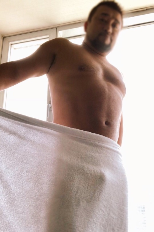 hagedebukuma: hunkchunk:     また彼だ、ここまできたらもうちんぼ見せて  Like man in towel.