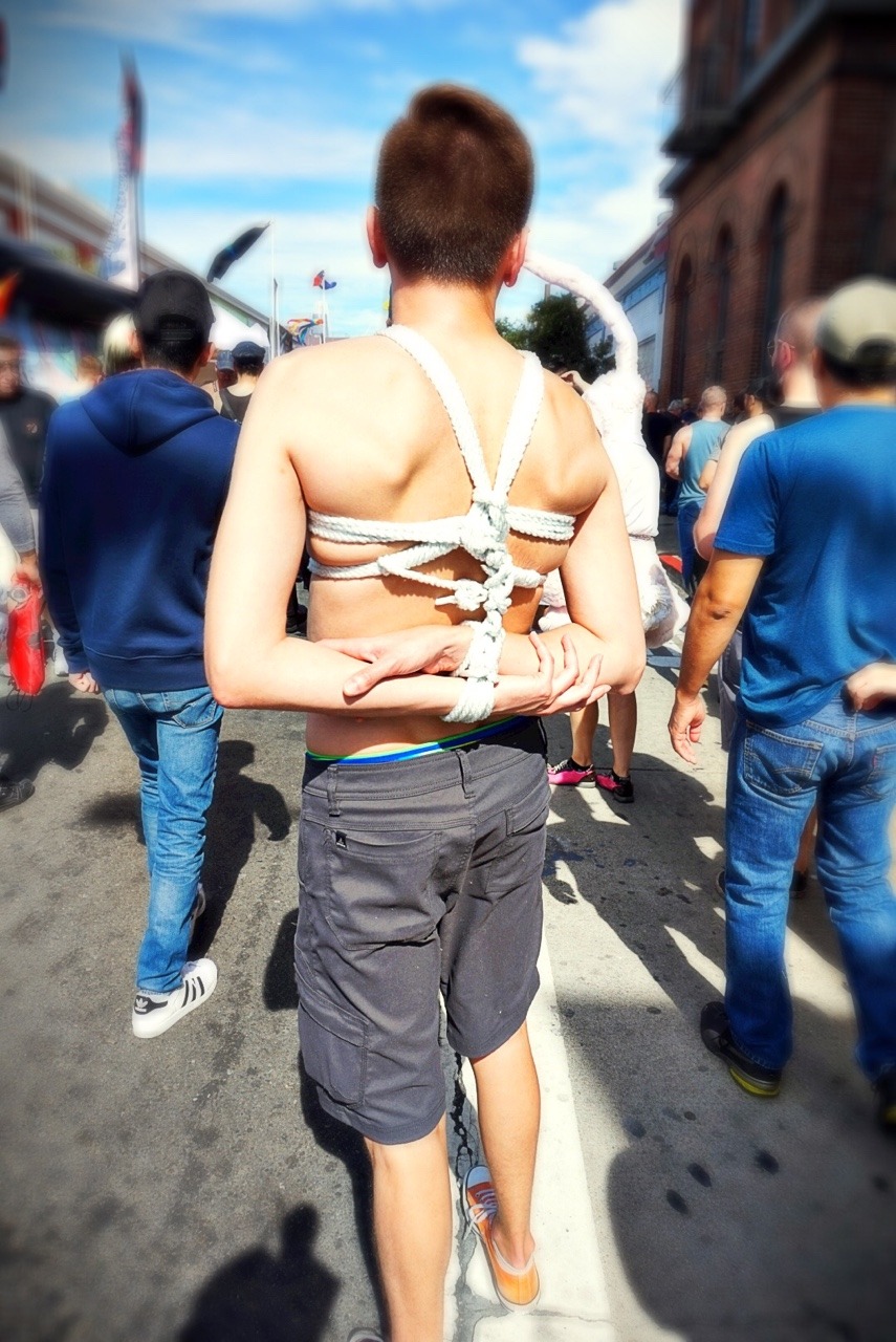 tied-boi-sub:Had fun modeling @biofuel0655’s ropework around Folsom Fair 😏