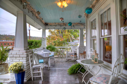 dailybungalow:  Starlight porch by doriboyd http://flic.kr/p/dpYfUV Personal field trip to quaint Homewood to shoot exteriors!