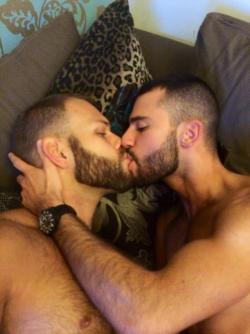 papillon52:  cumscruff:  cumscruff.tumblr.com  Loving kiss