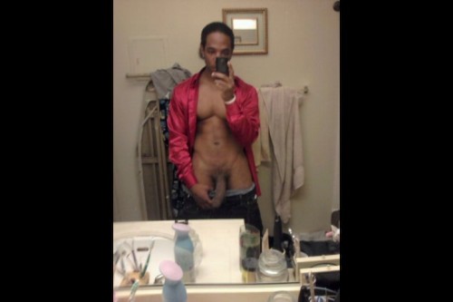 darrick-24:  Damn perfect body Ahh I’m in love with his dick. If only I could touch his body and suck on his dick. then bounce up and down on his dick screaming his name.