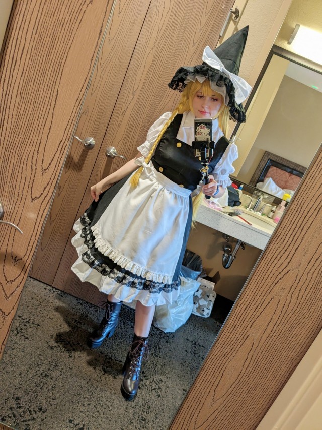 finally fixed up Marisa's wig and got to wear her at Colossalcon East 🧹 loved seeing a few other Touhou cosplayers!