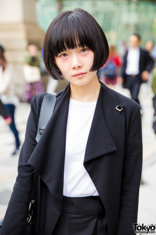 Lois wearing a minimalist monochrome look on the... | Tokyo Fashion
